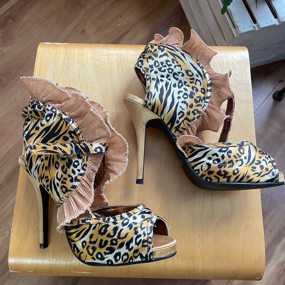Wild Rose Leopard Print Peep Toe Heels with Ruffle Detail - Picture 7 of 13
